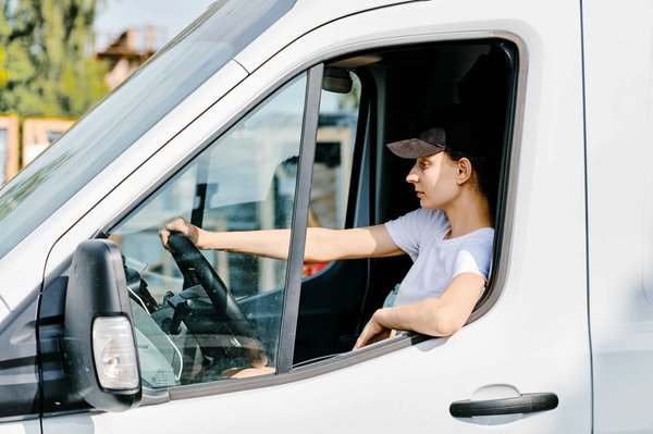 Y a-t-il des exigences particulières en matière de permis de conduire pour louer un utilitaire à Toulon ?